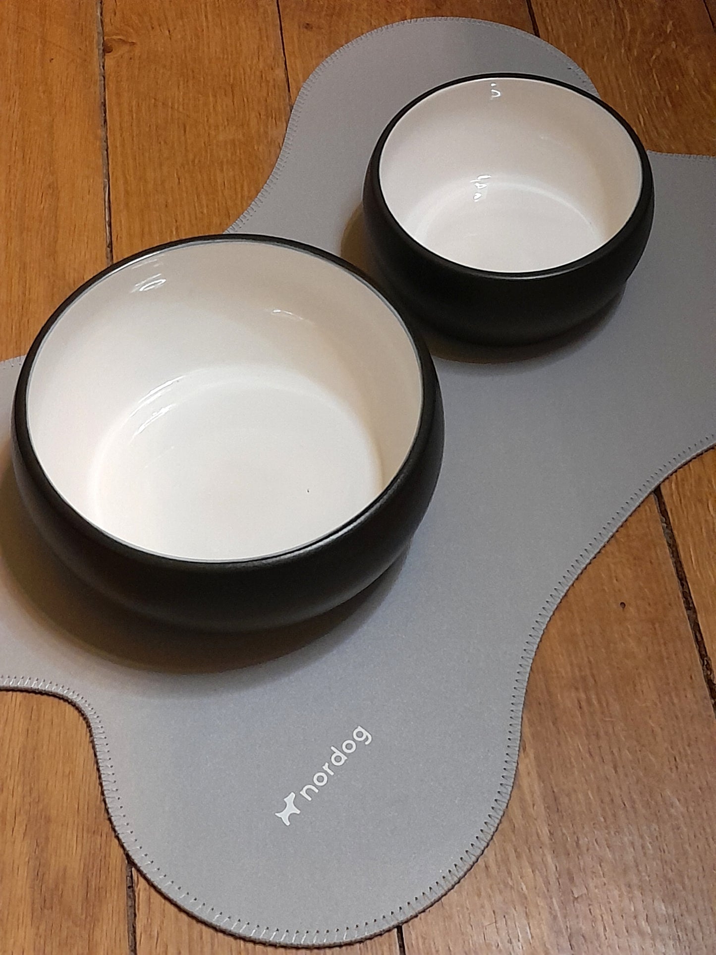 placemat nordog waterafstotend voerbak hond grijs met Wolters Diner Stone voerbak wit zwart keramisch