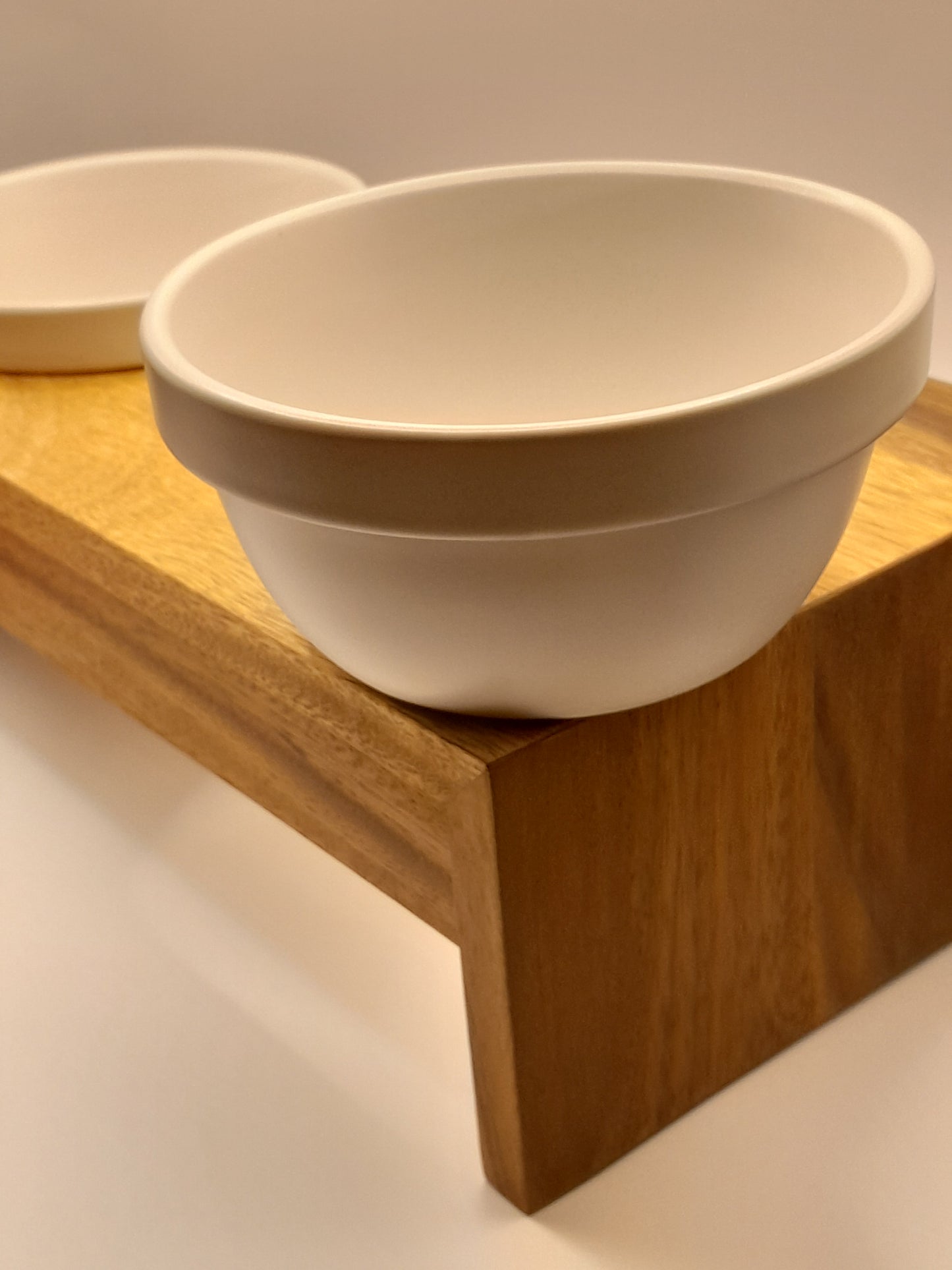 Verhoogde dubbele voerbak Gohan Double Bowl - hernieuwbaar natuurlijk hout voerbak keramiek - ergonomisch front