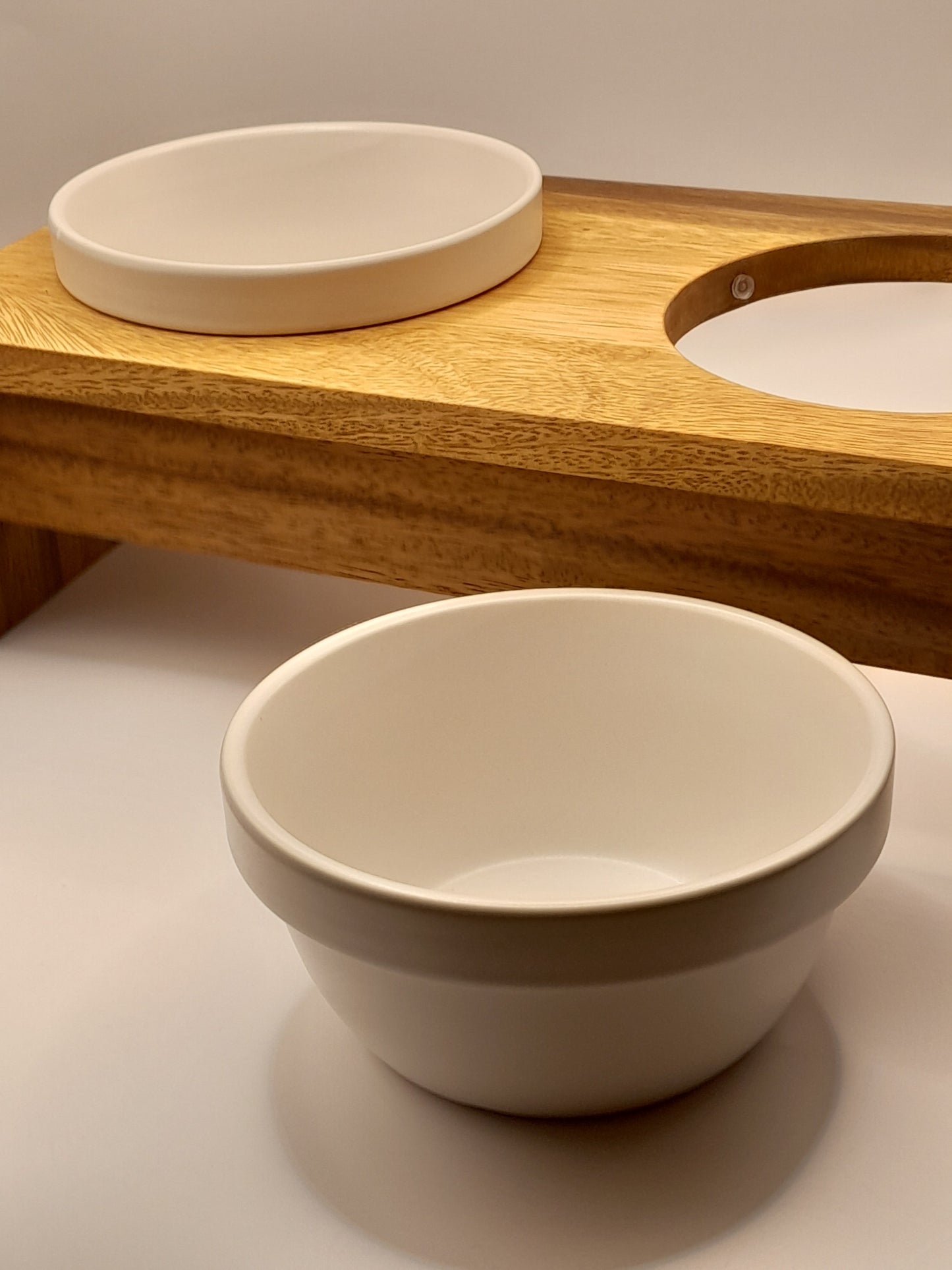 Verhoogde dubbele voerbak Gohan Double Bowl - hernieuwbaar natuurlijk hout voerbak keramiek - ergonomisch vooraan