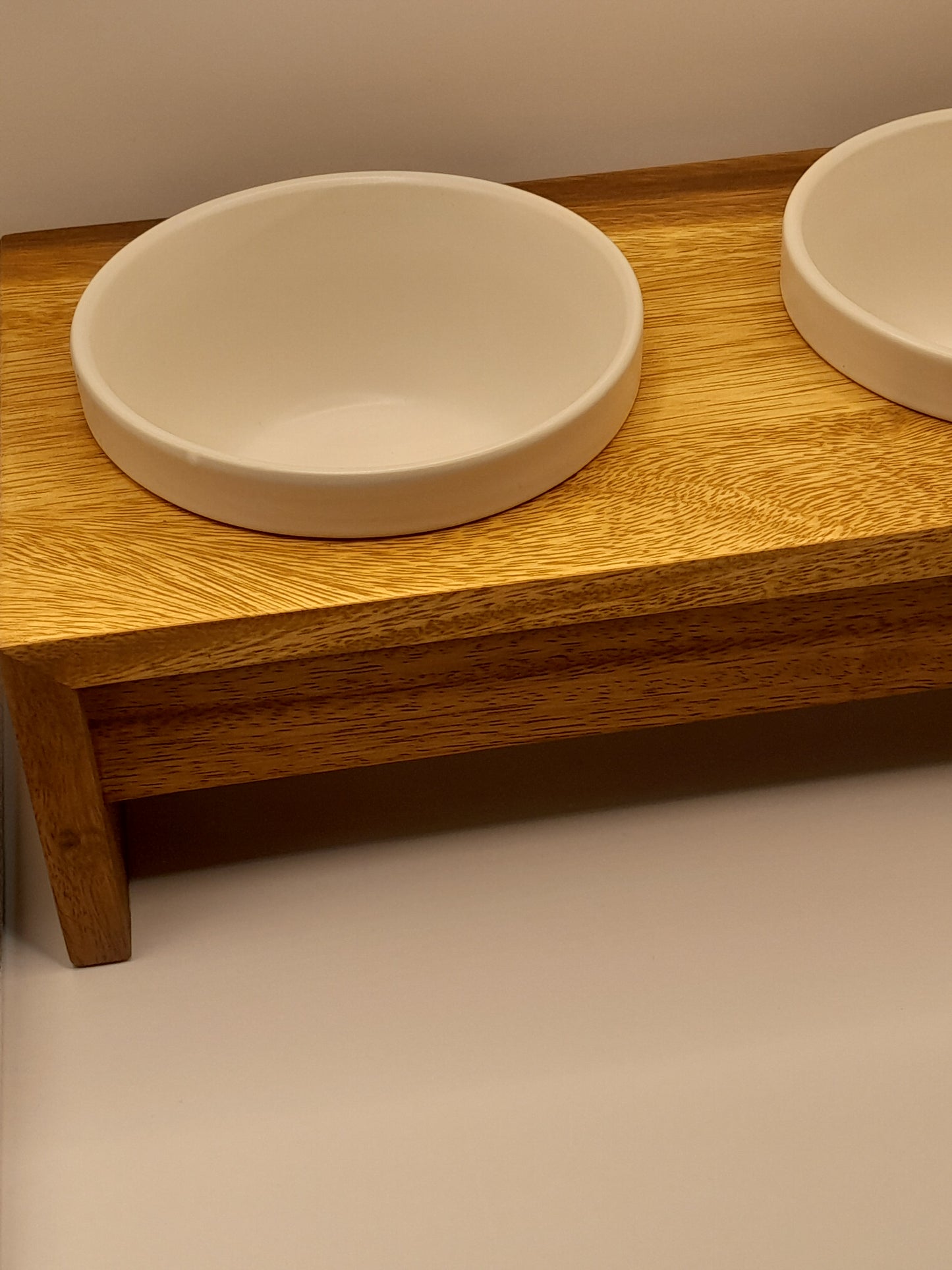 Verhoogde dubbele voerbak Gohan Double Bowl - hernieuwbaar natuurlijk hout voerbak keramiek - ergonomisch natuurlijke materialen