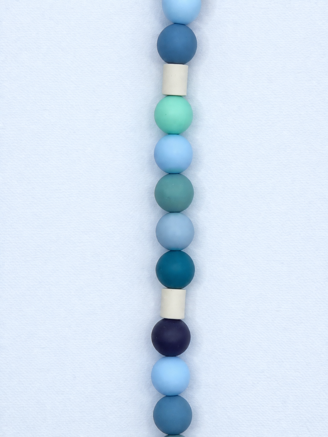 detail van blauwe EM kralen anti-tekenketting hond
