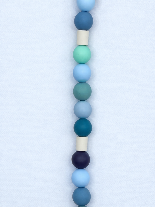 detail van blauwe EM kralen anti-tekenketting hond