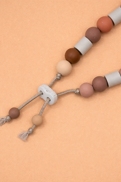 stijlvolle tekenketting hond beige en bruine kralen