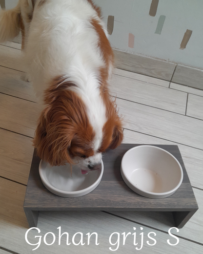 Gohan hondenvoerbak met grijs houten onderstel en keramische bakjes