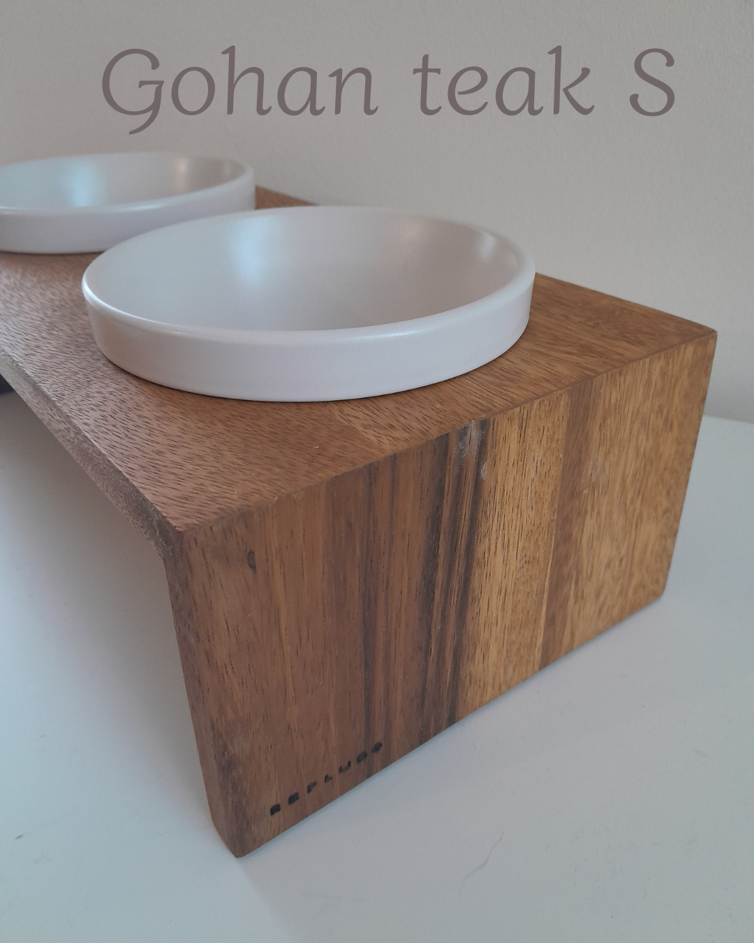 Luxe Gohan voerbak voor honden met keramische kommen en teak hout
