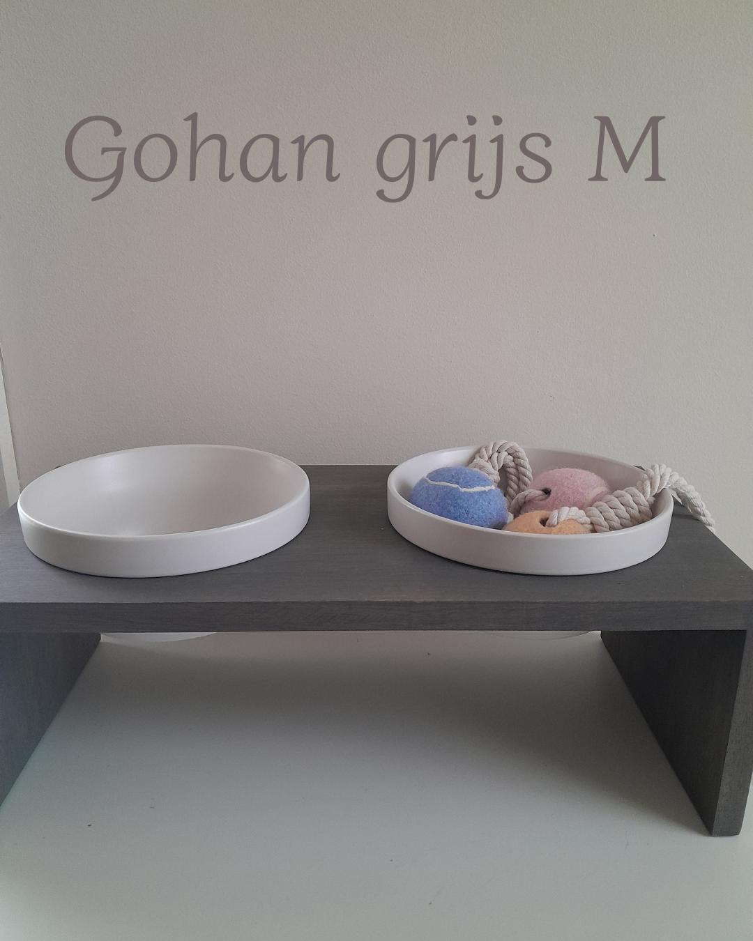 Gohan verhoogde dubbele voerbak voor honden maat M in grijs hout met keramische bakjes