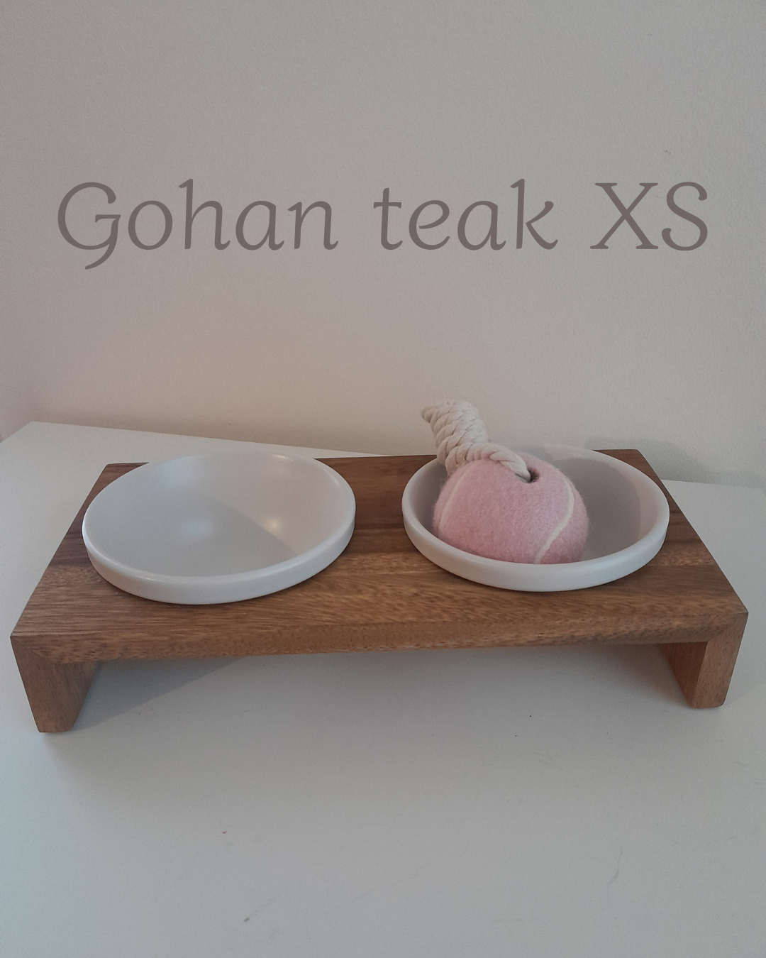 Gohan verhoogde dubbele voerbak voor honden maat XS in teak hout met keramische bakjes