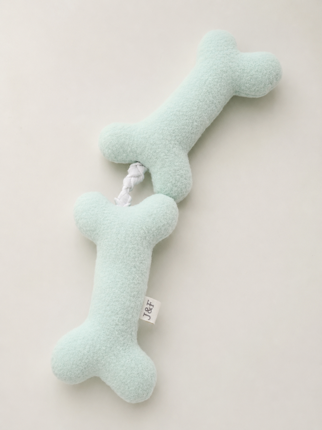 Mintkleurige hondenknuffel met zachte schakels van Judith & Florent