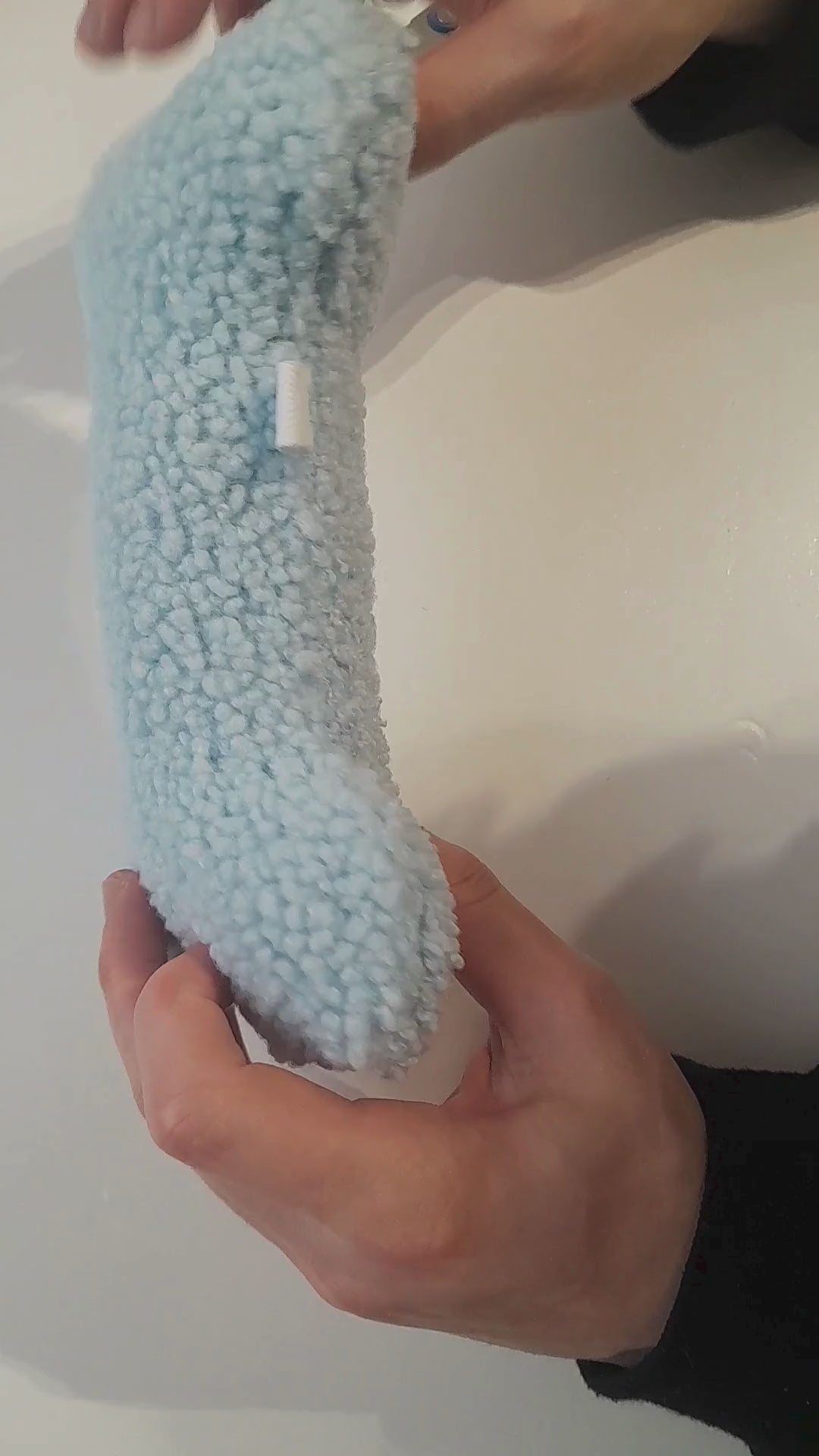Blauw hondenspeeltje van Judith & Florent om te knuffelen en te dragen